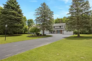 N30W23511 Greenfield Ct, Pewaukee, WI 53072 - Photo 3