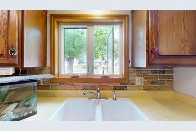 2402 S 9th St, Manitowoc, WI 54220 - Photo 7