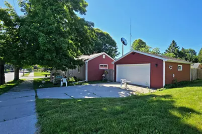 2402 S 9th St, Manitowoc, WI 54220 - Photo 19