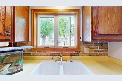 2402 S 9th St, Manitowoc, WI 54220 - Photo 9