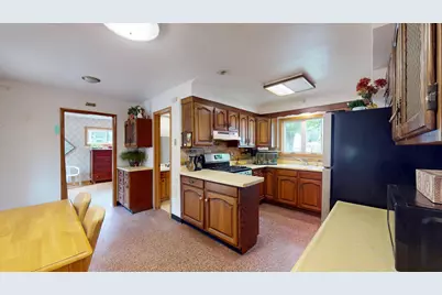 2402 S 9th St, Manitowoc, WI 54220 - Photo 5