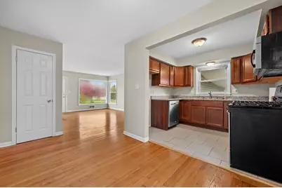 W126N7009  Highland Dr, Menomonee Falls, WI 53051 - Photo 9