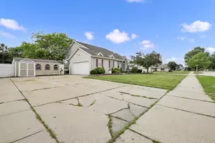 8215 S Wildwood Dr, Oak Creek, WI 53154 - Photo 35