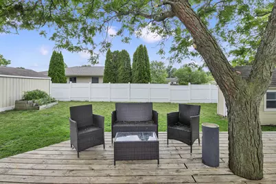 8215 S Wildwood Dr, Oak Creek, WI 53154 - Photo 9