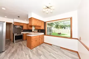 2127 N 122nd St, Wauwatosa, WI 53226 - Photo 11