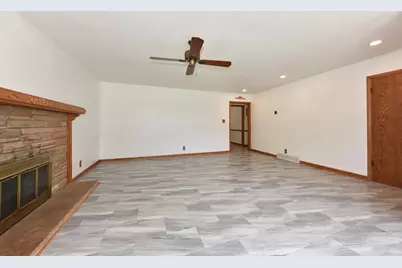2127 N 122nd St, Wauwatosa, WI 53226 - Photo 9