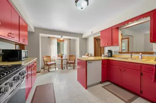 1826 Dewitt Ct, Waukesha, WI 53186 - Photo 9