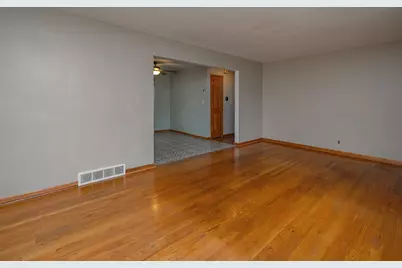 4423 S 61st St, Greenfield, WI 53220 - Photo 27