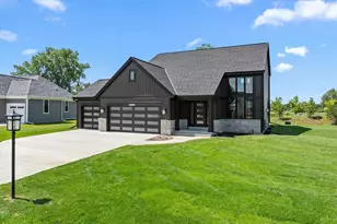 W251N2385 Valleyview Cir, Pewaukee, WI 53072 - Photo 1