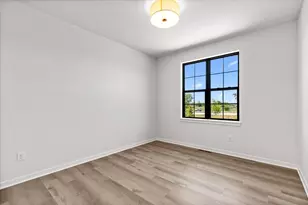 W251N2437 Valleyview Cir, Pewaukee, WI 53072 - Photo 15