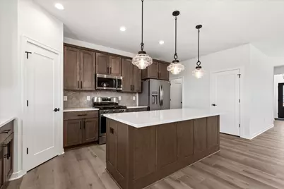 W251N2437  Valleyview Cir, Pewaukee, WI 53072 - Photo 5