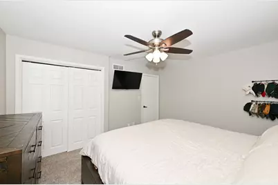 300 E Parkway Estates Dr, Oak Creek, WI 53154 - Photo 23