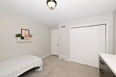 300 E Parkway Estates Dr, Oak Creek, WI 53154 - Photo 25