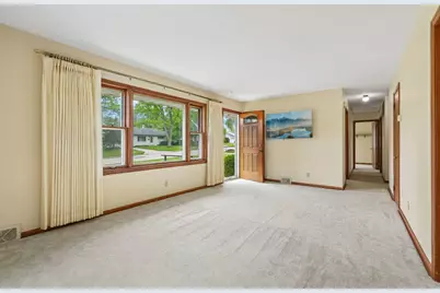 N92W16938  Roger Ave, Menomonee Falls, WI 53051 - Photo 5