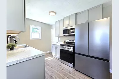 3215 W Oriole Dr, Milwaukee, WI 53209 - Photo 9