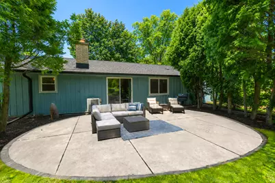 7364 N Braeburn Ln, Glendale, WI 53209 - Photo 15