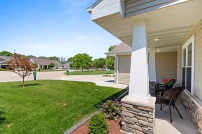 525  Mapleleaf Ct, Manitowoc, WI 54220 - Photo 7