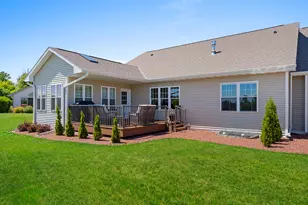 525 Maple Leaf Ct, Manitowoc, WI 54220 - Photo 11
