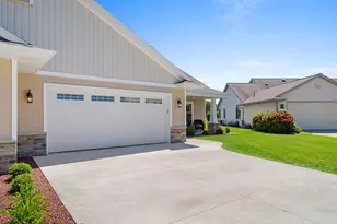 525 Maple Leaf Ct, Manitowoc, WI 54220 - Photo 5