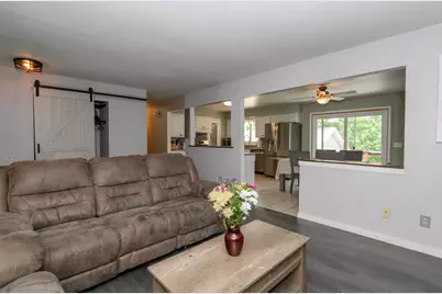 2002  Dixie Dr, Waukesha, WI 53189 - Photo 5