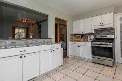 2002  Dixie Dr, Waukesha, WI 53189 - Photo 7