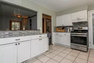 2002 Dixie Dr, Waukesha, WI 53189 - Photo 7
