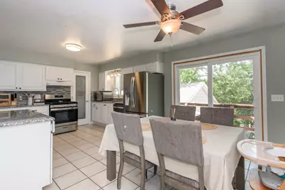 2002  Dixie Dr, Waukesha, WI 53189 - Photo 9