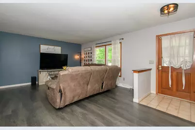 2002  Dixie Dr, Waukesha, WI 53189 - Photo 3