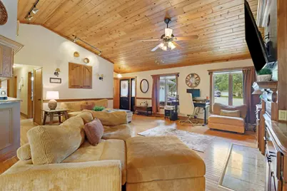 645 W Estate Ct, Elkhorn, WI 53121 - Photo 9