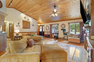 645 W Estate Ct, Elkhorn, WI 53121 - Photo 9