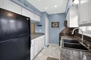 W163N11463 Windsor Ct, Germantown, WI 53022 - Photo 9