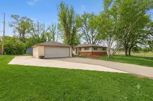 7934 N Edgeworth Dr, Milwaukee, WI 53223 - Photo 15