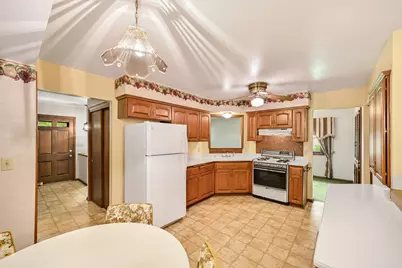 3319 W Woodward Dr, Franklin, WI 53132 - Photo 9