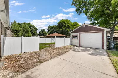 2406 S 82nd St, West Allis, WI 53219 - Photo 23