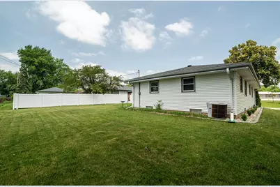 8625 W Petersik St, Milwaukee, WI 53224 - Photo 27