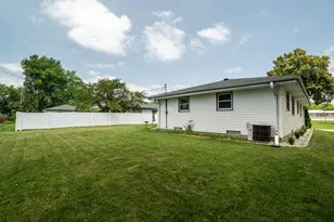 8625 W Petersik St, Milwaukee, WI 53224 - Photo 27