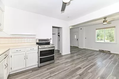 5949 S 31st St, Greenfield, WI 53221 - Photo 9