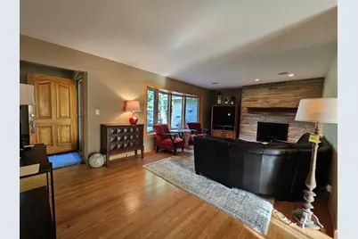 2127 N Crestview Ct, Wauwatosa, WI 53226 - Photo 17