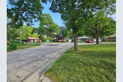 2127 N Crestview Ct, Wauwatosa, WI 53226 - Photo 5