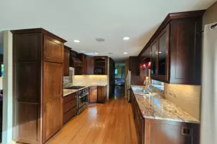 2127 Crestview Ct, Wauwatosa, WI 53226 - Photo 7