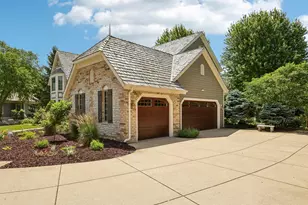 W288N3341 Lost Creek Ct, Delafield, WI 53072 - Photo 5