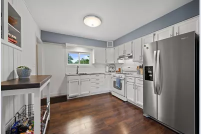 4366 S 72nd St, Greenfield, WI 53220 - Photo 9