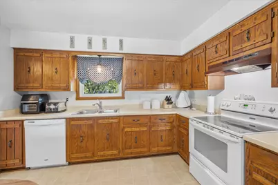 920  Cedar Ct, Port Washington, WI 53074 - Photo 9