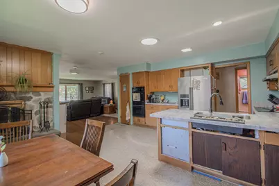 8146 W Raymond Ln, West Allis, WI 53219 - Photo 9
