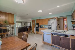 8146 W Raymond Ln, West Allis, WI 53219 - Photo 9