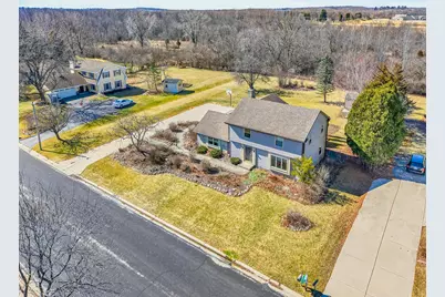 W184N8293  Tours Dr, Menomonee Falls, WI 53051 - Photo 3