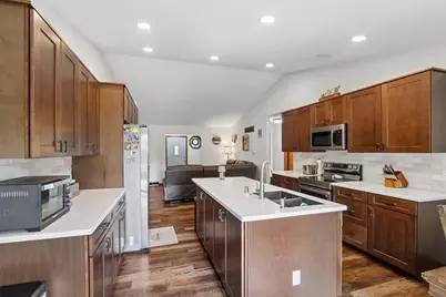 7710 S Chapel Hill Dr, Franklin, WI 53132 - Photo 3