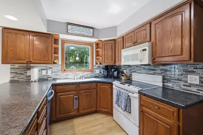 2319  Napa Trl, Waukesha, WI 53188 - Photo 3