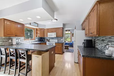 2319  Napa Trl, Waukesha, WI 53188 - Photo 5