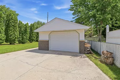 519  Scenic Dr, West Bend, WI 53090 - Photo 29